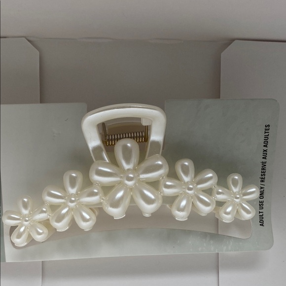 Elegant Cream Floral Hair Clip - Picture 1 of 5